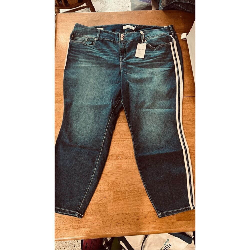 TORRID WOMENS JEANS WITH WHITE STRIPE DOWN LEG WOMENS SIZE 6XL NEW